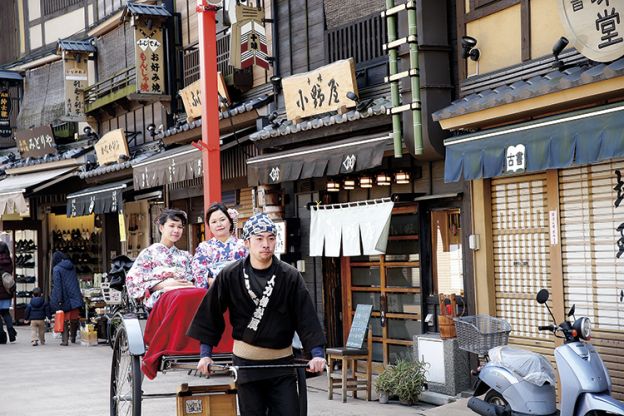 Dạo phố ngày xuân ở Asakusa Dạo phố ngày xuân ở Asakusa